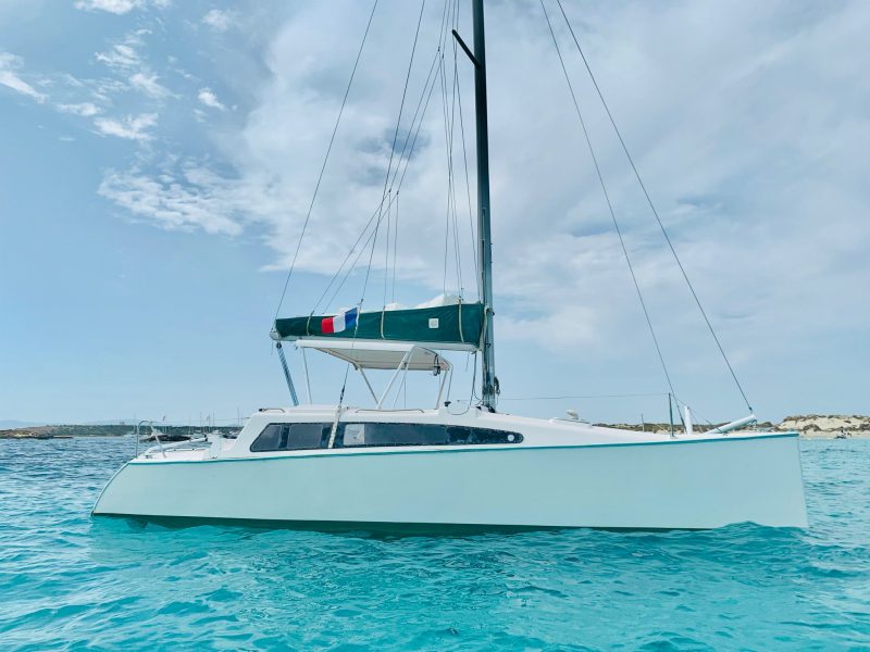 side view of the catamaran aventura 28